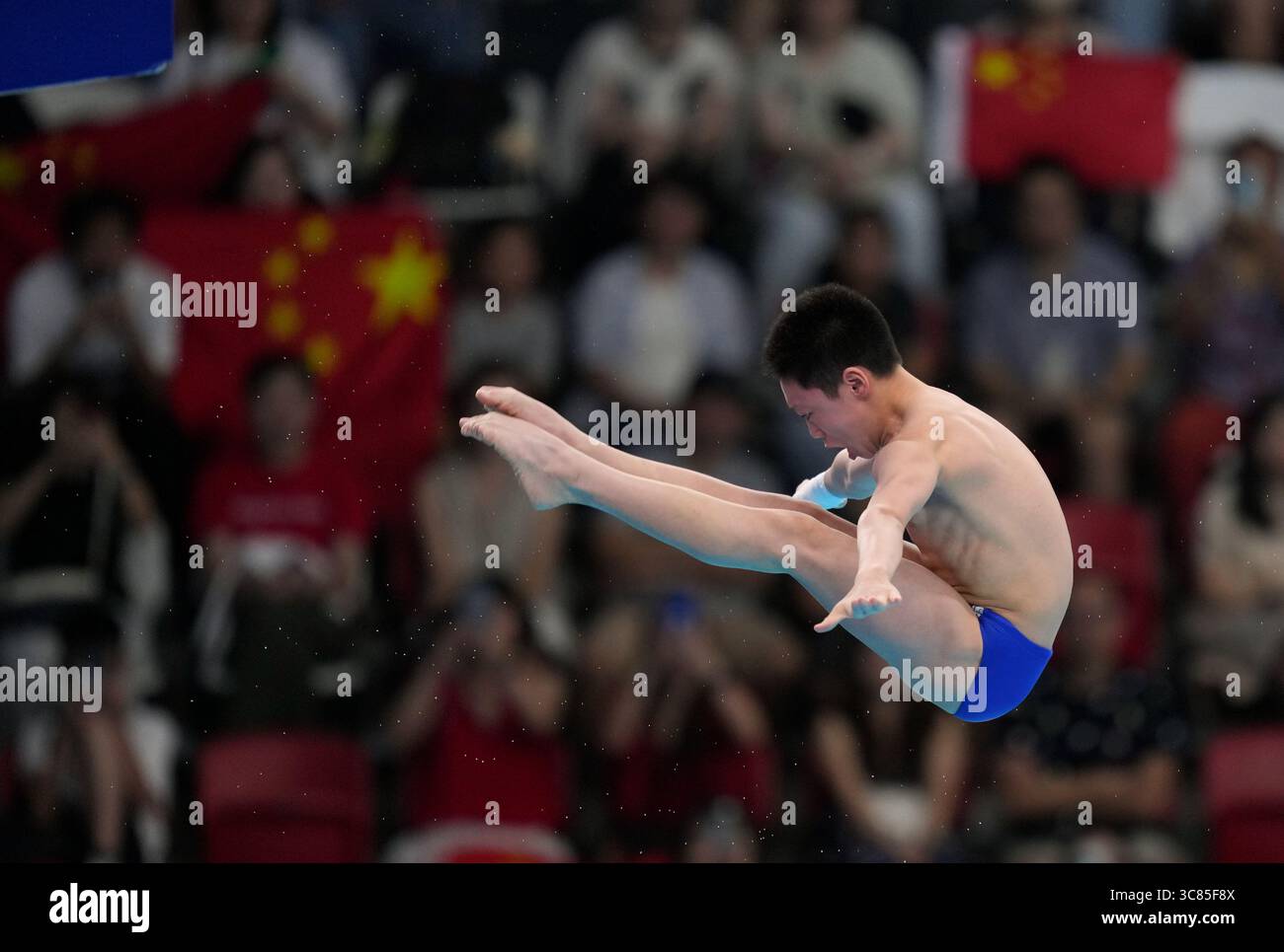 Singapore. 3 agosto 2025. Zhao Renjie della Cina gareggia durante la finale maschile di 10 m di piattaforma di immersione ai Campionati mondiali di nuoto a Singapore, 3 agosto 2025. Crediti: Wu Zhizun/Xinhua/Alamy Live News Foto Stock