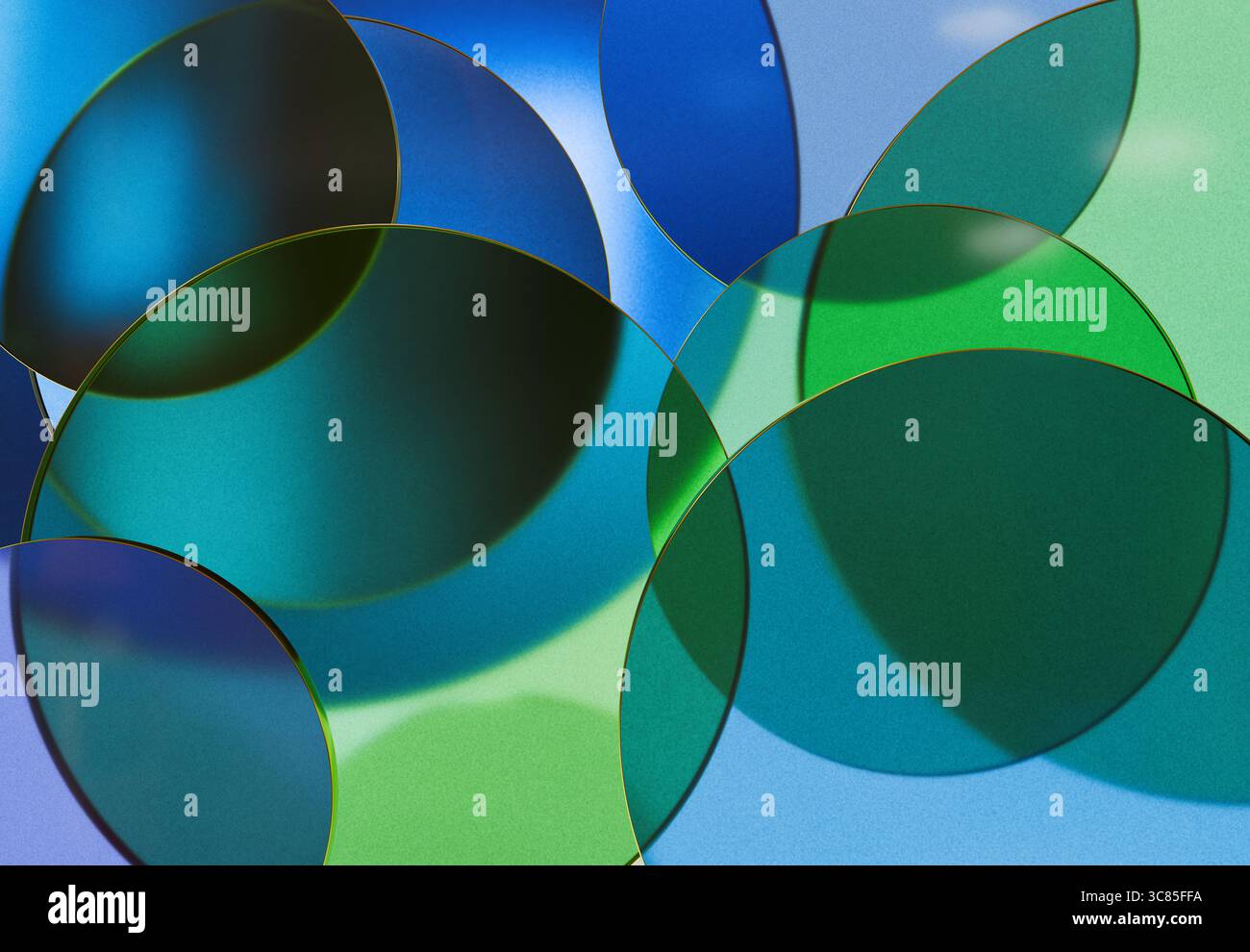 Rendering 3D di dischi trasparenti in vetro blu e verde sovrapposti per creare motivi astratti con effetti di luce e riflessione Foto Stock