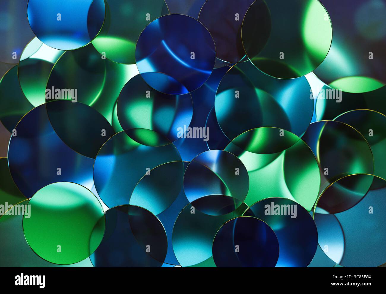 Rendering 3D di dischi trasparenti in vetro blu e verde sovrapposti per creare motivi astratti con effetti di luce e riflessione Foto Stock