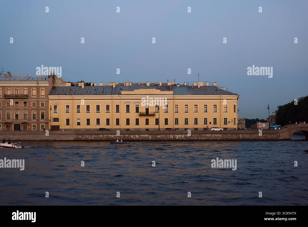 Una vista serale che mostra uno splendido edificio storico adiacente allo splendido Waterway Foto Stock