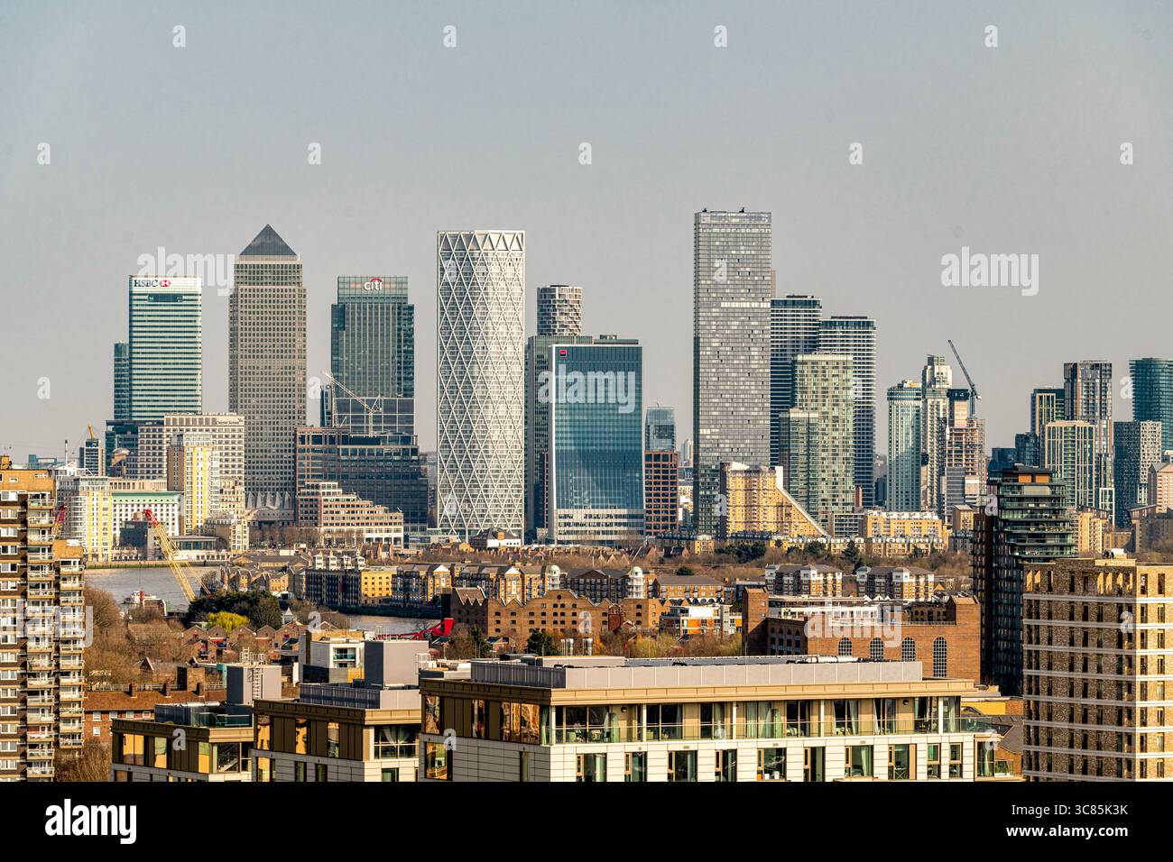 Lo skyline di Canary Wharf nel quartiere finanziario Docklands di Londra, con grattacieli iconici e un'architettura moderna sotto cieli azzurri. Foto Stock