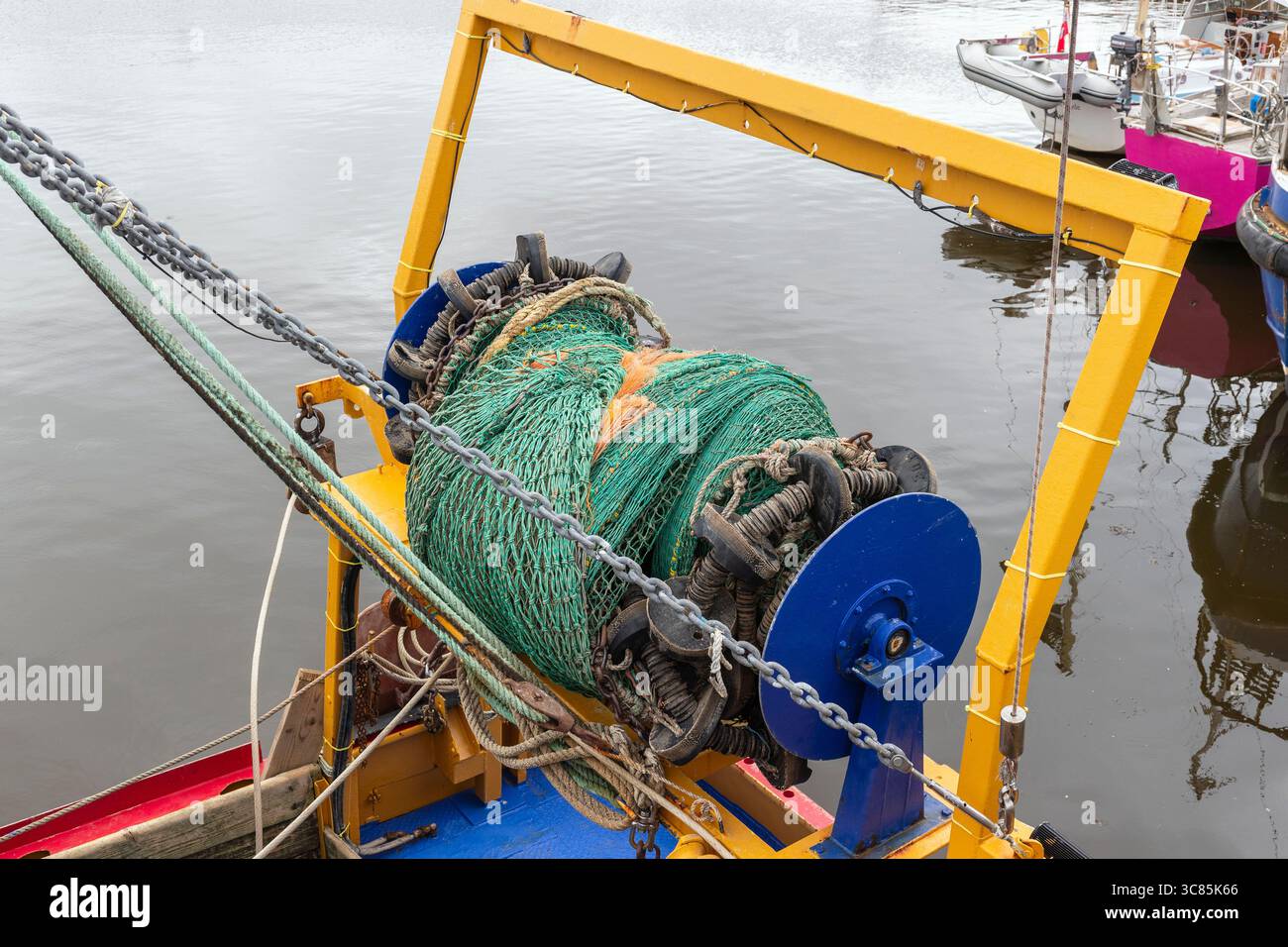 Reti da pesca e attrezzatura da avvolgimento sul ponte posteriore di un peschereccio a strascico, porto di Girvan, Ayrshire, Scozia, Regno Unito Foto Stock