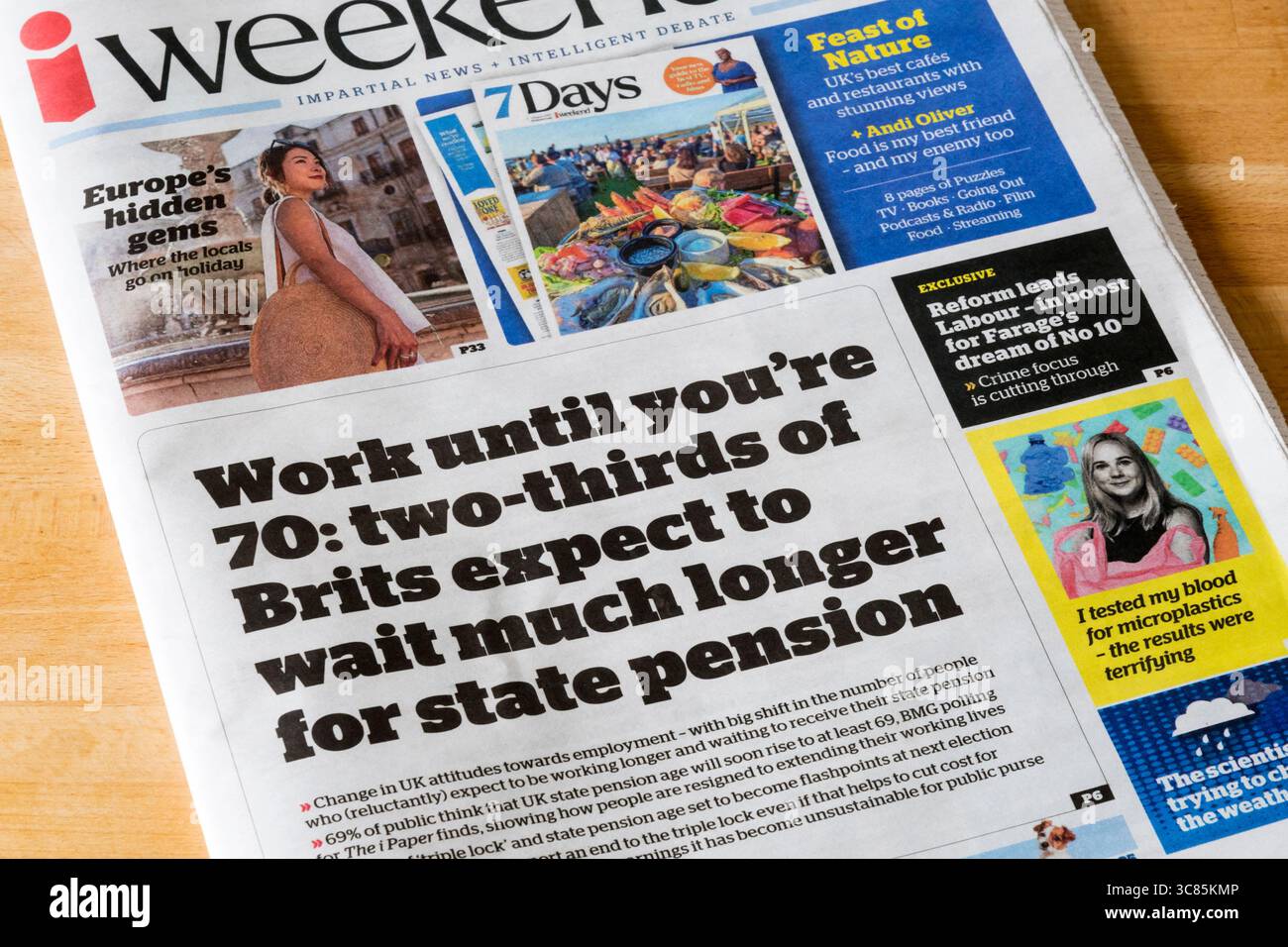 2-3 agosto 2025. Il titolo in prima pagina di iWeekend dice che funziona fino ai 70 anni: Due terzi degli inglesi si aspettano di aspettare molto più a lungo per la pensione statale. Foto Stock