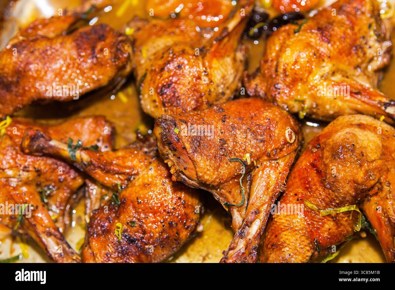 Zampe d'anatra al forno. Carne di pollame fritta. Foto Stock