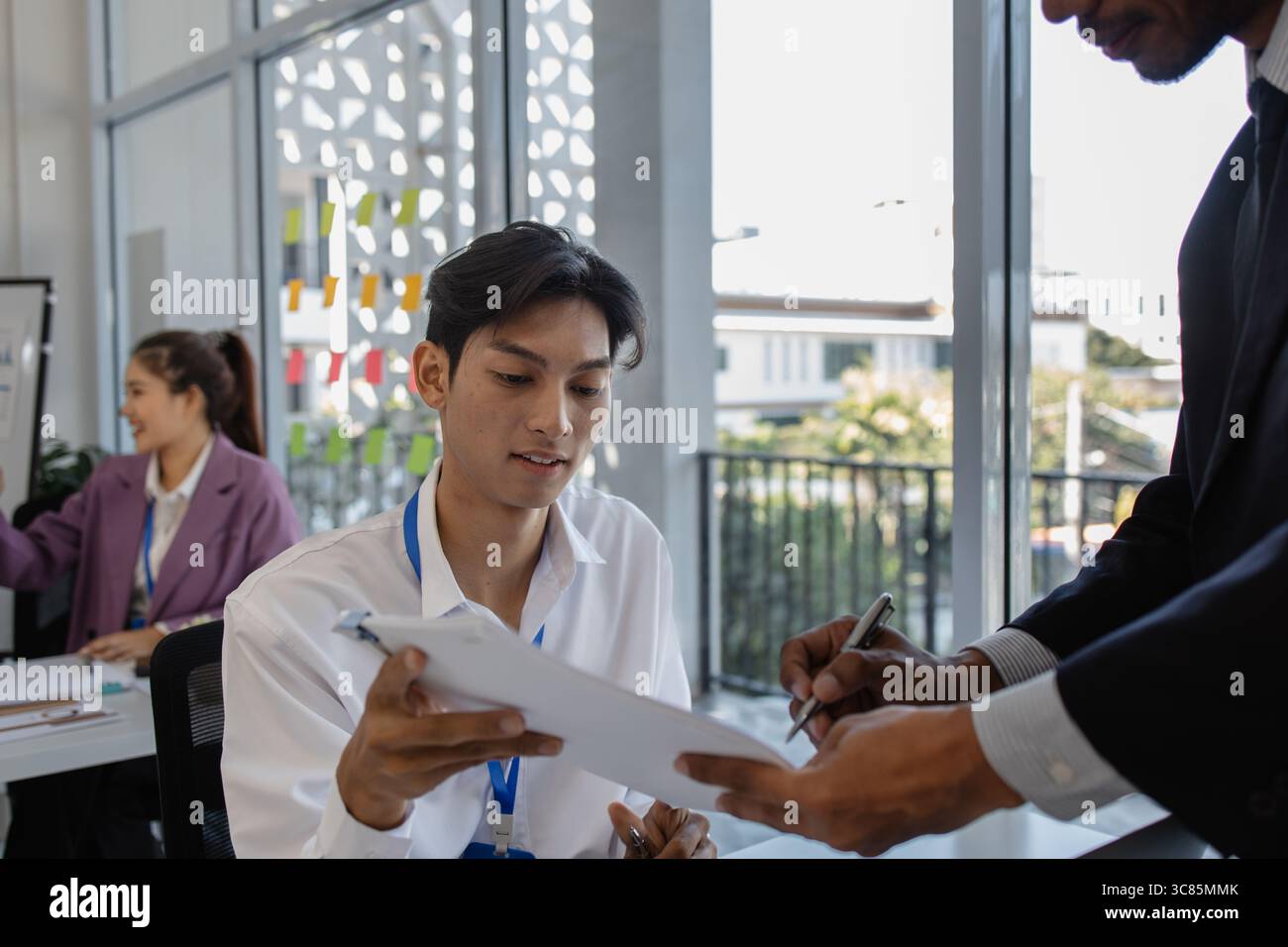 un gruppo di uomini d'affari si riunisce in una sala conferenze, gli imprenditori si incontrano per condividere le proprie conoscenze, il personale di marketing sta discutendo in fo Foto Stock
