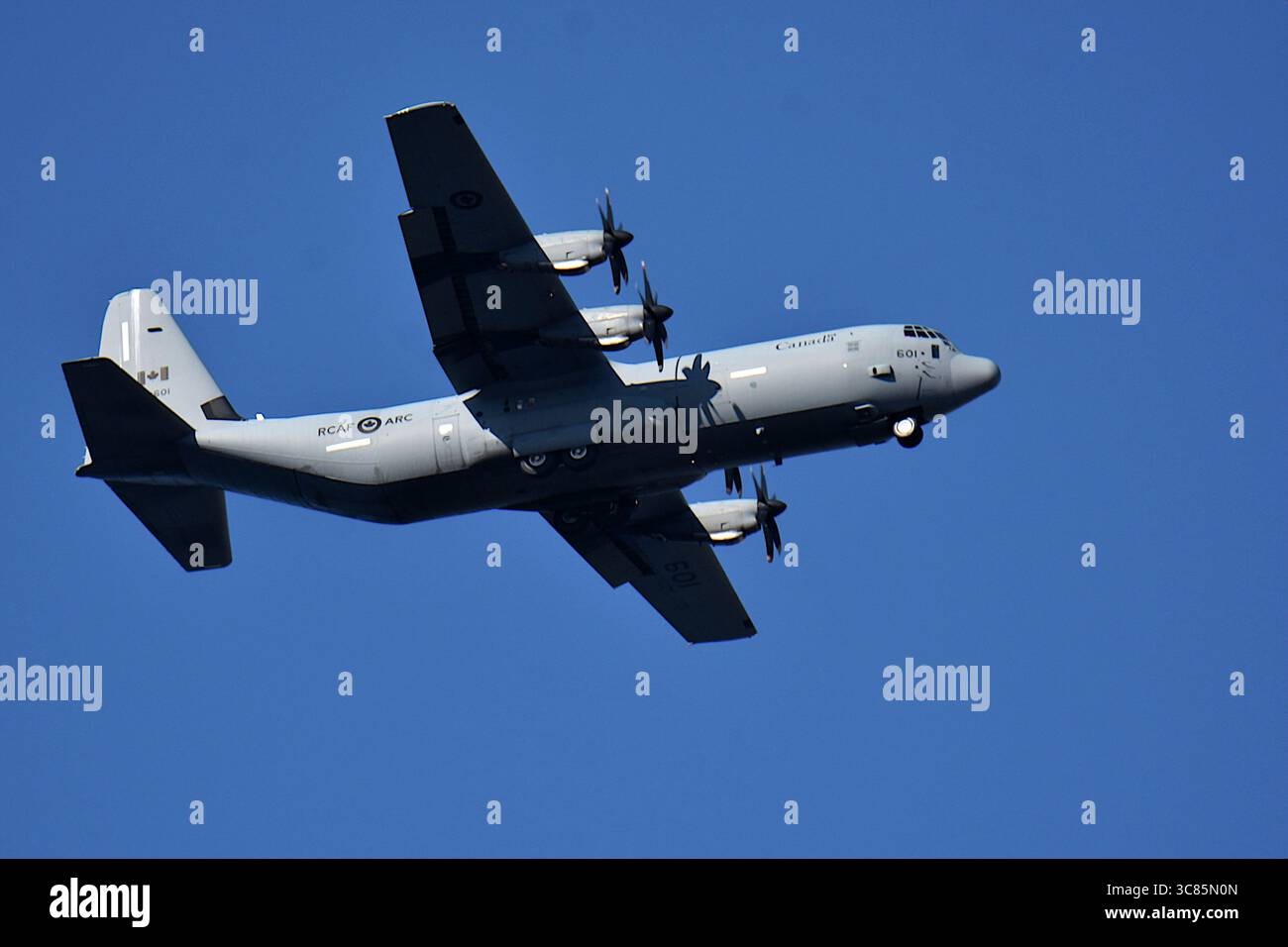 Marsiglia, Francia. 2 agosto 2025. Vista di un aereo da trasporto C-130H Hercules in arrivo all'aeroporto di Marsiglia Provenza. (Foto di Gerard bottino/SOPA Images/Sipa USA) credito: SIPA USA/Alamy Live News Foto Stock