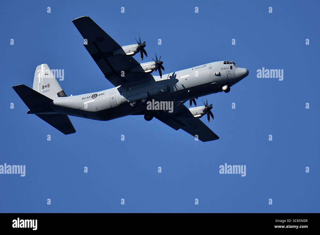 Marsiglia, Francia. 2 agosto 2025. Vista di un aereo da trasporto C-130H Hercules in arrivo all'aeroporto di Marsiglia Provenza. (Foto di Gerard bottino/SOPA Images/Sipa USA) credito: SIPA USA/Alamy Live News Foto Stock