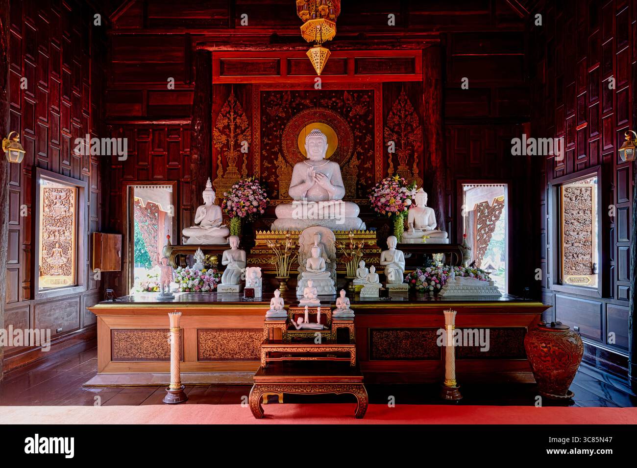 Un santuario di preghiera con una statua centrale di Buddha bianco e statue più piccole a Wat Tha Sai (Wat Tesdhammanava), a Ban Ta Taeng, Phang-Nga, Thailandia Foto Stock
