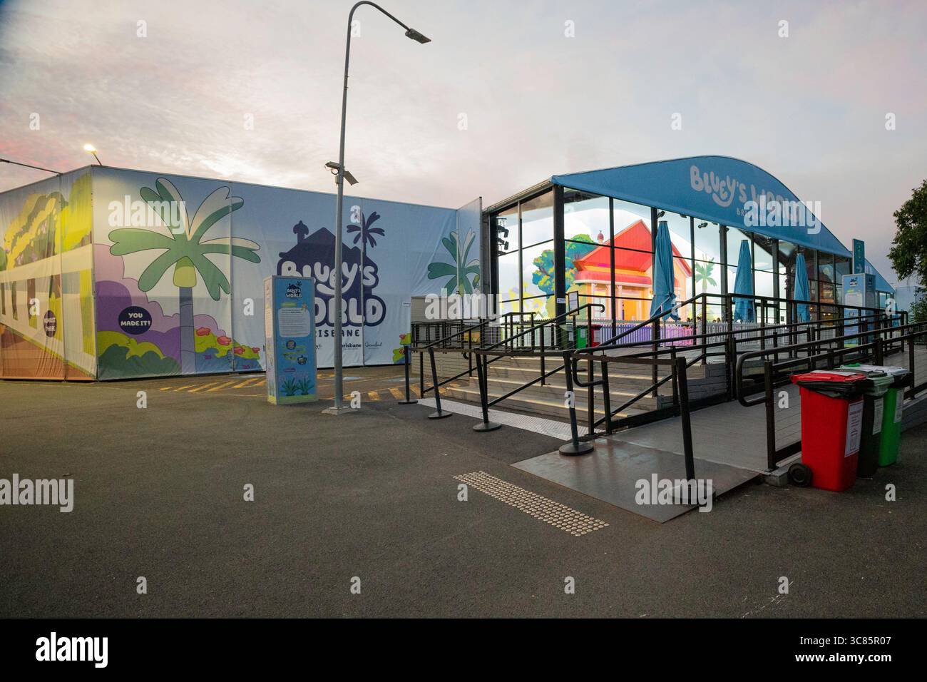 Brisbane, Queensland, Australia - giugno 2025: Luogo di ritrovo Bluey's World Experience con l'iconica facciata della casa Heeler a Northshore Brisbane Foto Stock