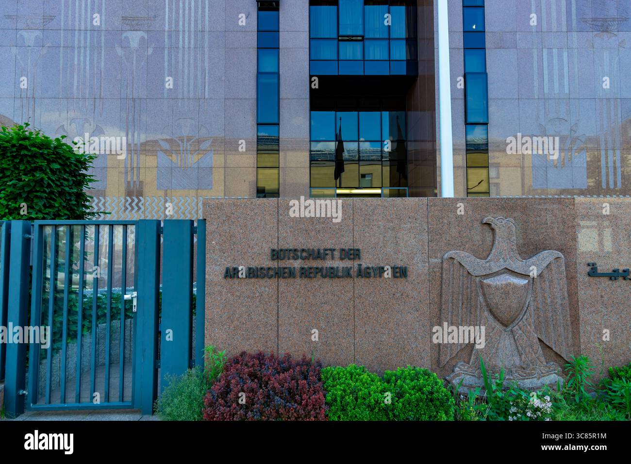 Vista frontale dell'ambasciata egiziana (Ägyptische Botschaft) a Berlino con emblema e moderna facciata in pietra, catturata in un giorno d'estate. Foto Stock
