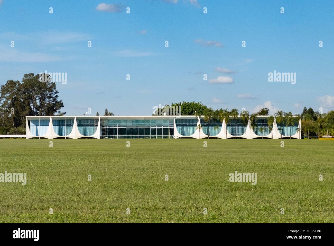 Vista del Palacio da Alvorada a Brasilia, la residenza ufficiale del Presidente del Brasile, con la sua architettura modernista progettata da Oscar Niem Foto Stock