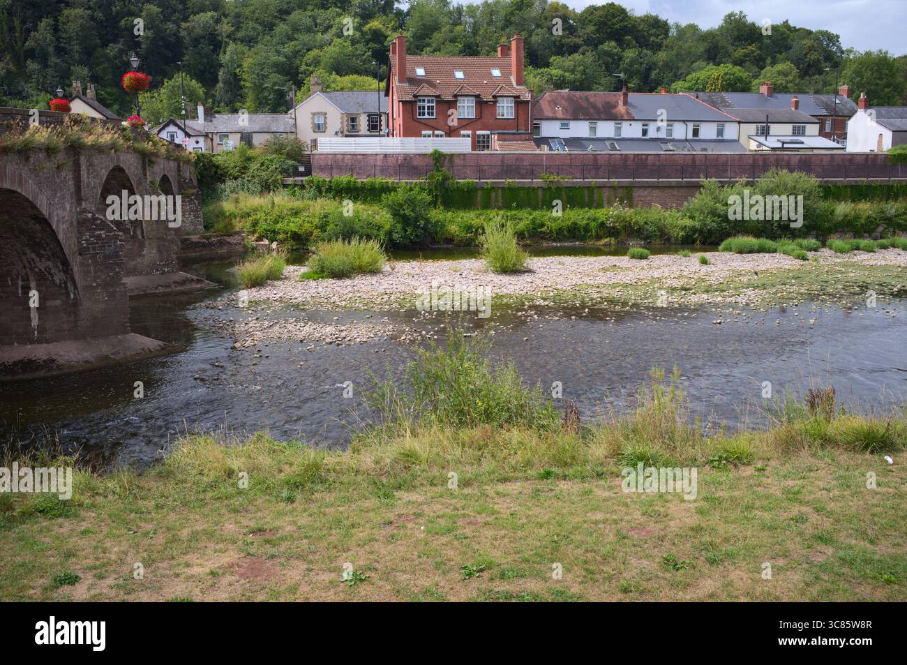 Siccità. Acqua molto bassa nel fiume Usk. Usk Bridge, Monmouthshire. Foto Stock