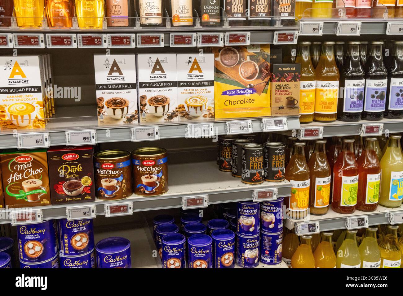 Supermercato in nuova Zelanda che vende bevande a base di cioccolata calda, birra allo zenzero Barkers e bevande al ribes nero Foto Stock