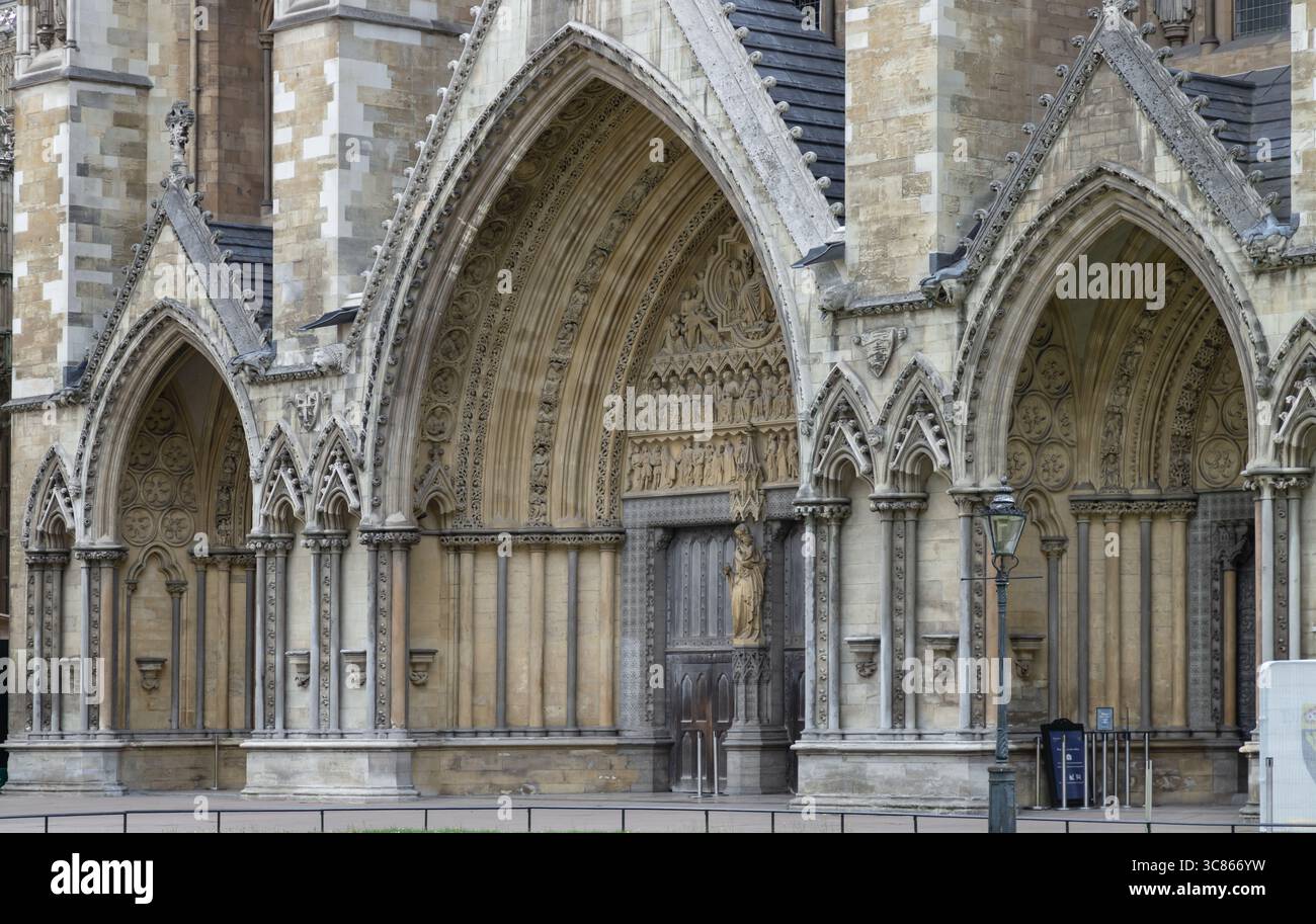 Londra, Regno Unito - 27 luglio 2025 - l'entrata nord dell'abbazia di Westminster (la grande porta nord) è caratterizzata dal suo architetto gotico Foto Stock