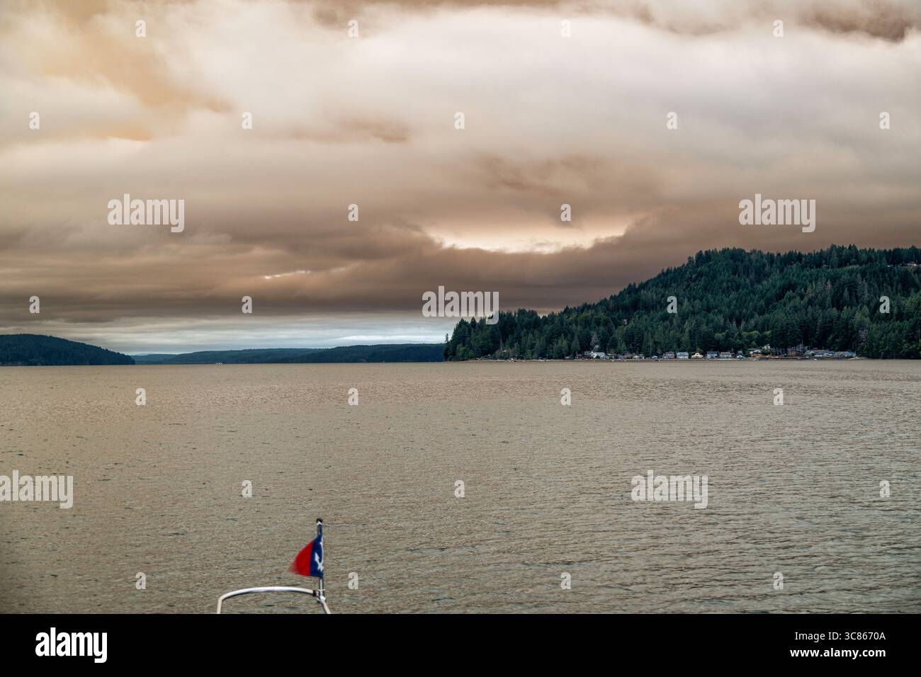 The Bear Gulch Wildfire fuma visto dal canale Hood, 1 agosto 2025. L'incendio si trova a circa 11 miglia ad ovest di Hood Canal, a ovest Foto Stock