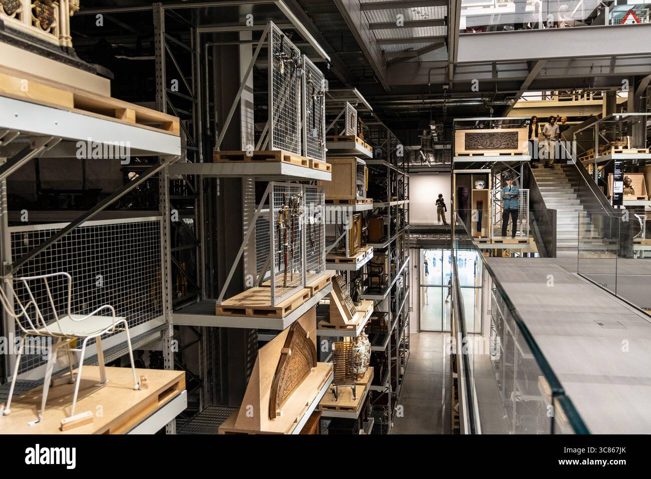 Oggetti esposti all'interno del V&A East Storehouse Museum, Stratford, Londra, Inghilterra Foto Stock