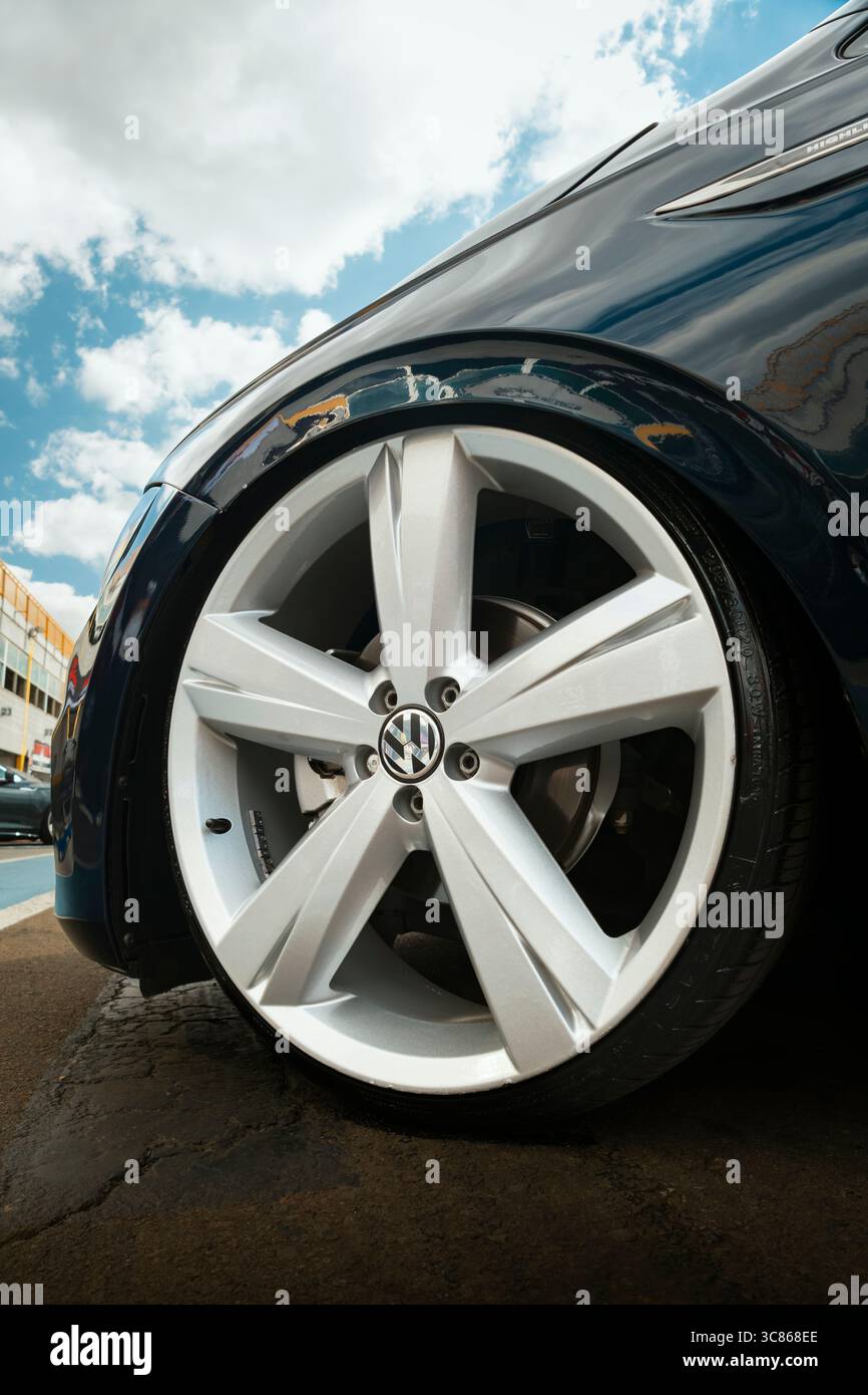 Cerchi in lega Volkswagen con design a cinque razze doppie, profilo basso e aderenza perfetta al parafango, che indica la sospensione abbassata. Foto Stock