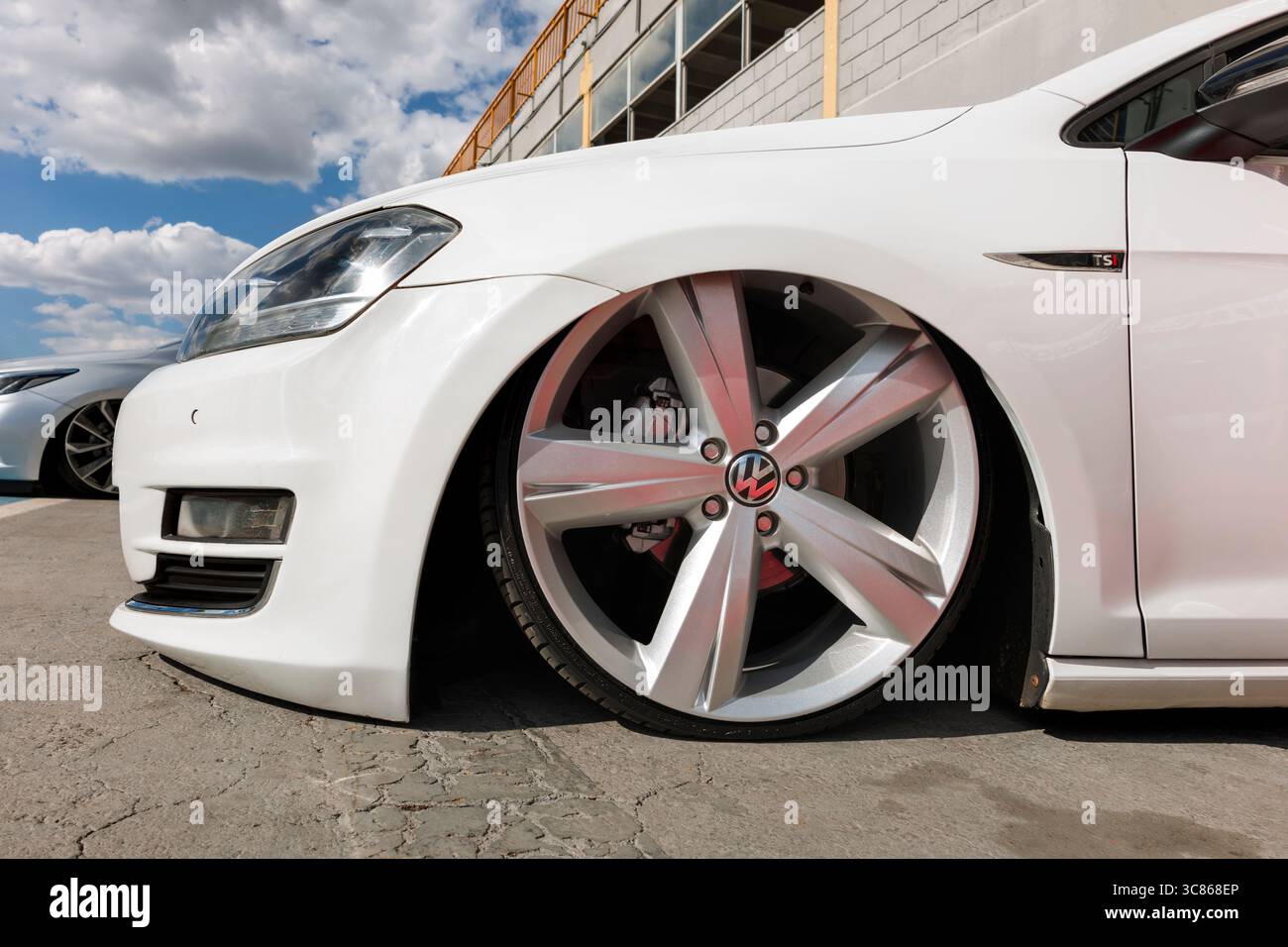 Volkswagen Golf 2014 in mostra al Low Family Car Festival 2025 nella città di Londrina, Brasile. Foto Stock