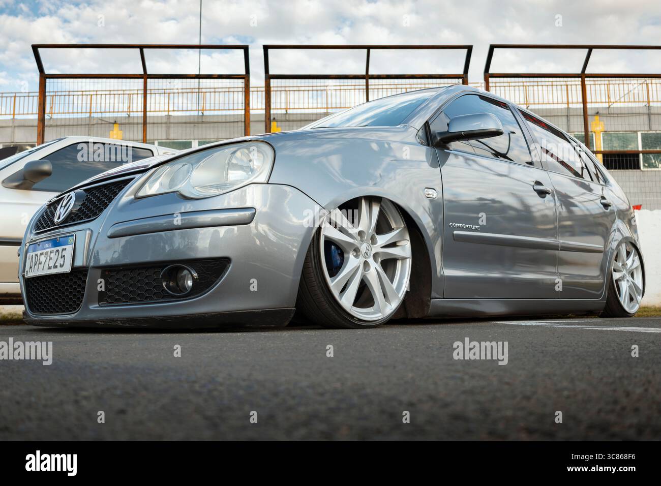2008 Volkswagen Polo Comfortline in mostra al Low Family Car Festival 2025 nella città di Londrina, Brasile. Foto Stock
