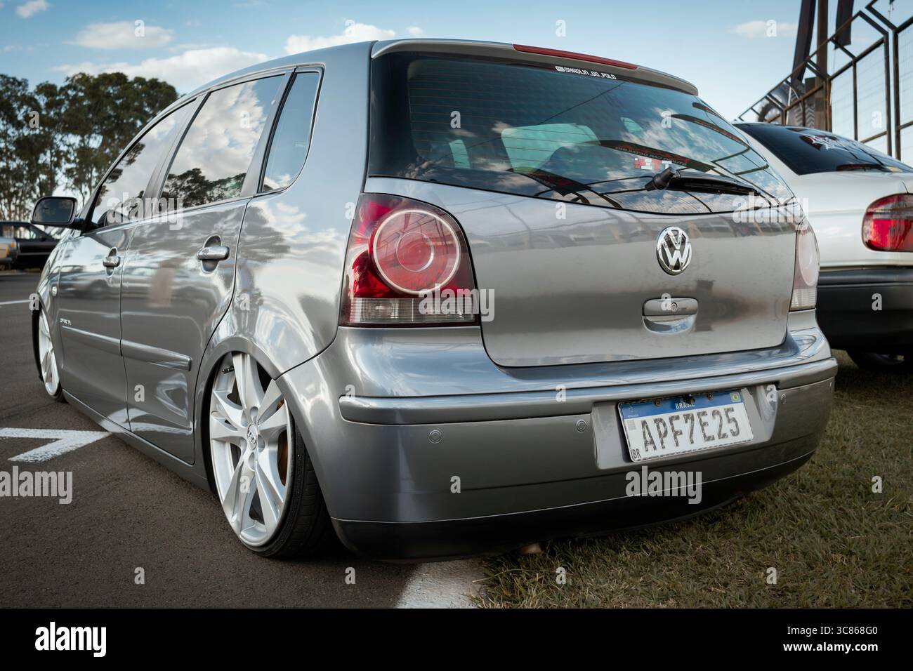 2008 Volkswagen Polo Comfortline in mostra al Low Family Car Festival 2025 nella città di Londrina, Brasile. Foto Stock