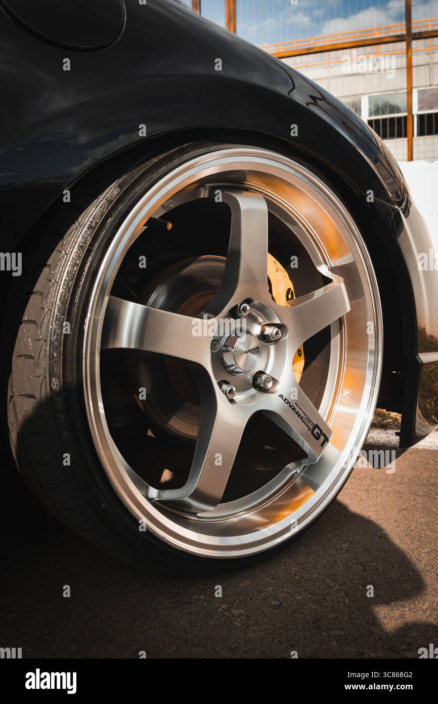 Ruota sportiva in alluminio forgiato ADVAN Racing GT con design a cinque razze, finitura spazzolata e ampia larghezza, montata con pneumatici a basso profilo e prestazioni elevate Foto Stock
