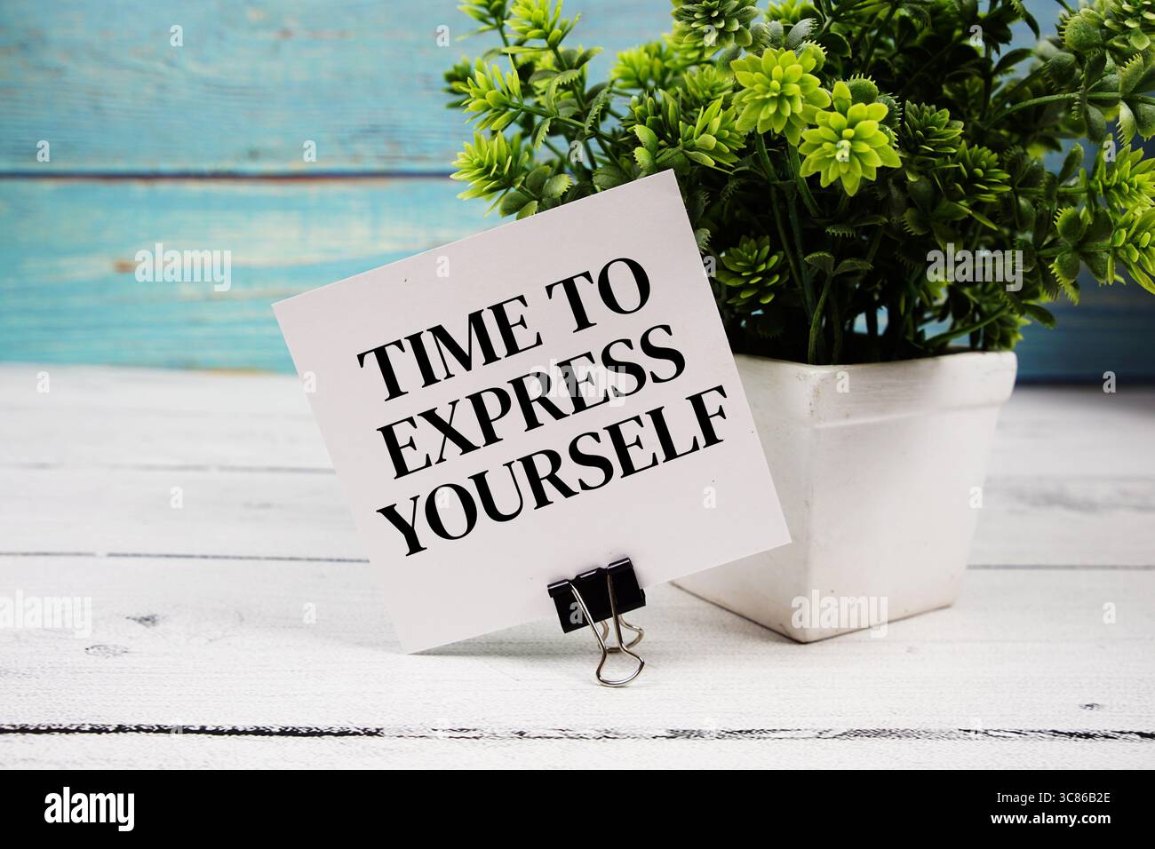 È il momento di esprimere il testo scritto su carta su sfondo di legno Foto Stock