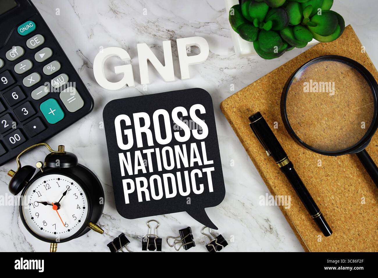 GNP - Gross National Product acronimo con calcolatrice, sveglia e lente d'ingrandimento, background Business Concept Foto Stock