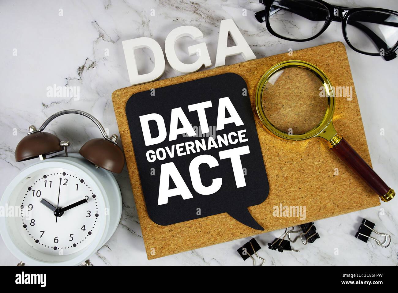 DGA - Data Governance Act acronimo con sveglia e lente d'ingrandimento, background del concetto aziendale Foto Stock