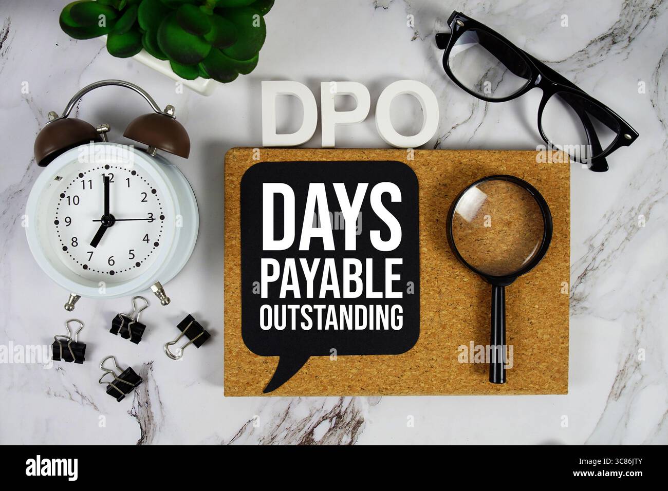 DPO - Days Payable Outstanding acronimo con sveglia e lente d'ingrandimento, background del concetto aziendale Foto Stock