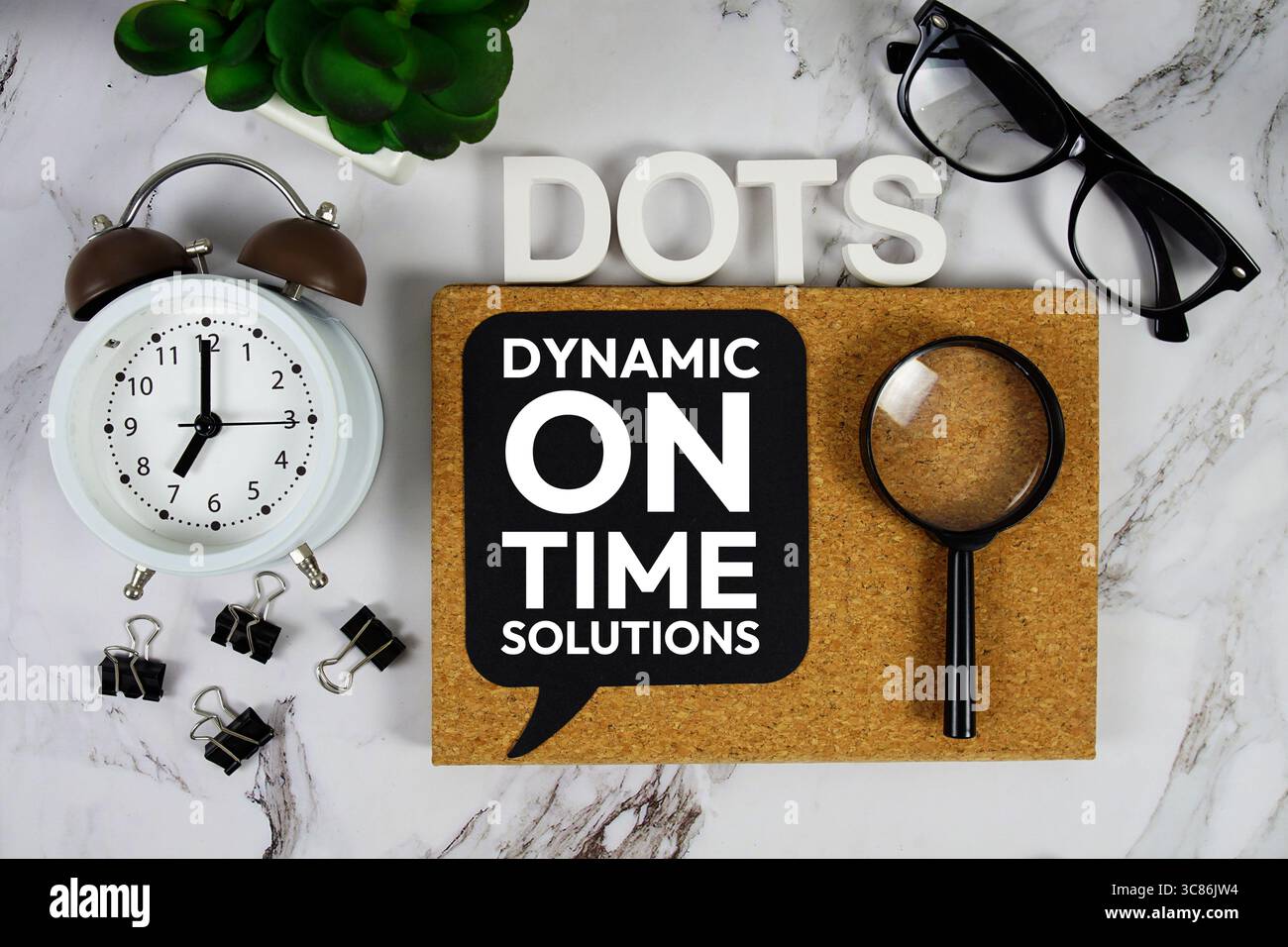 DOTS - Dynamic On Time Solutions acronimo con sveglia e lente d'ingrandimento, background del concetto aziendale Foto Stock