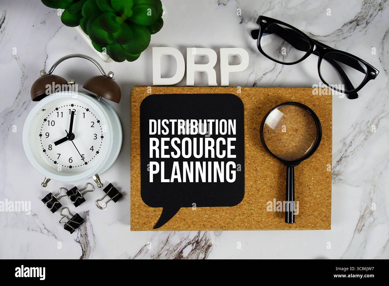 DRP - Distribution Resource Planning acronimo con sveglia e lente d'ingrandimento, background del concetto aziendale Foto Stock