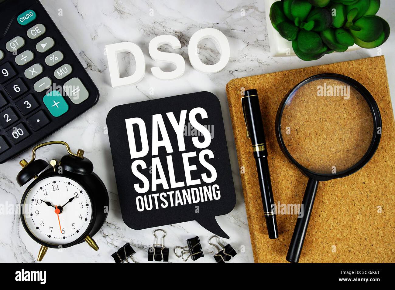 DSO - Days Sales Outstanding acronimo con calcolatrice, sveglia e lente d'ingrandimento, background del concetto aziendale Foto Stock
