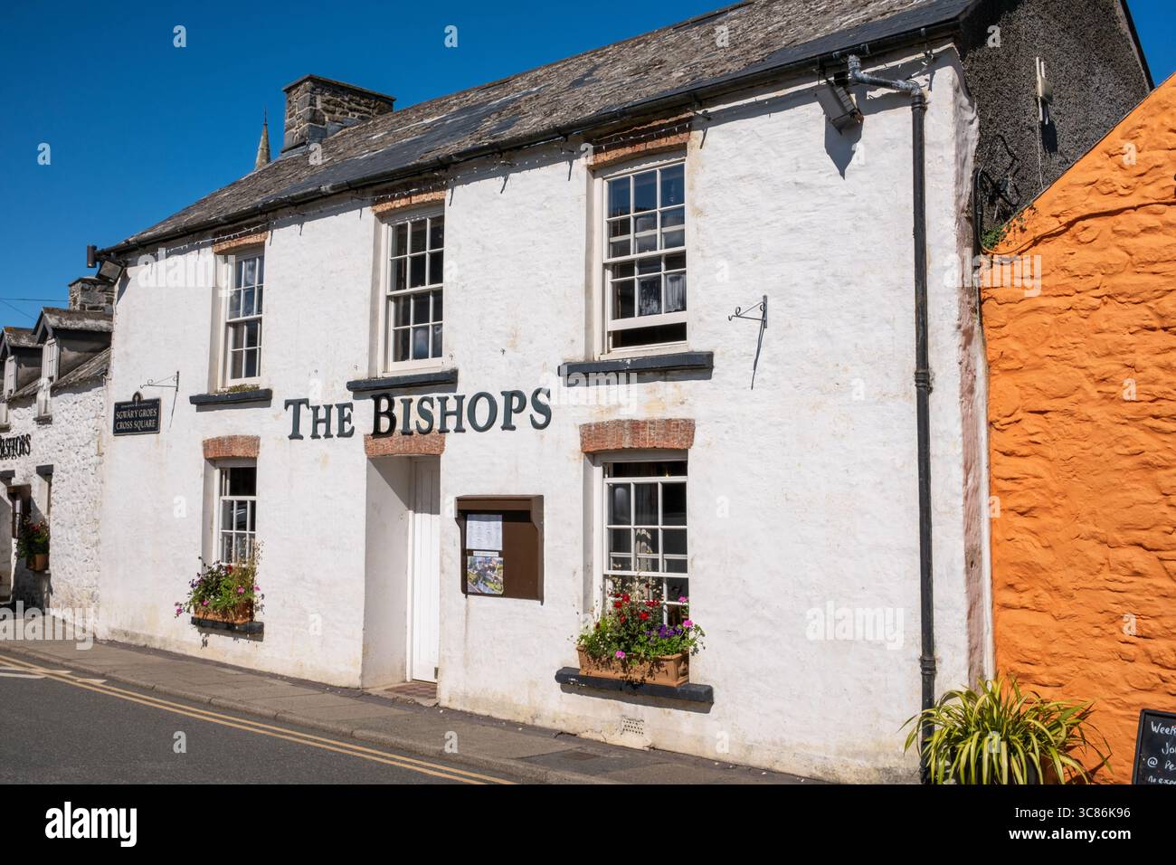 The Bishops Pub and Restaurant in Cross Square St Davids City Pembrokeshire West Wales UK Foto Stock