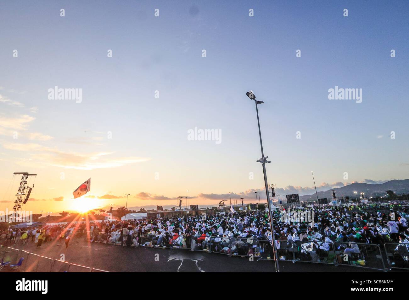 Roma, Italia. 3 agosto 2025. I fedeli attendono di buon mattino l'inizio di una messa celebrata da Papa Leone XIV per il Giubileo della Gioventù a Tor Vergata, alla periferia di Roma, Italia, 25 agosto 2025. AGGIORNA IMMAGINI PRESS/Riccardo De Luca ESCLUSIVAMENTE PER USO EDITORIALE crediti: Riccardo De Luca - Aggiorna immagini/Alamy Live News Foto Stock