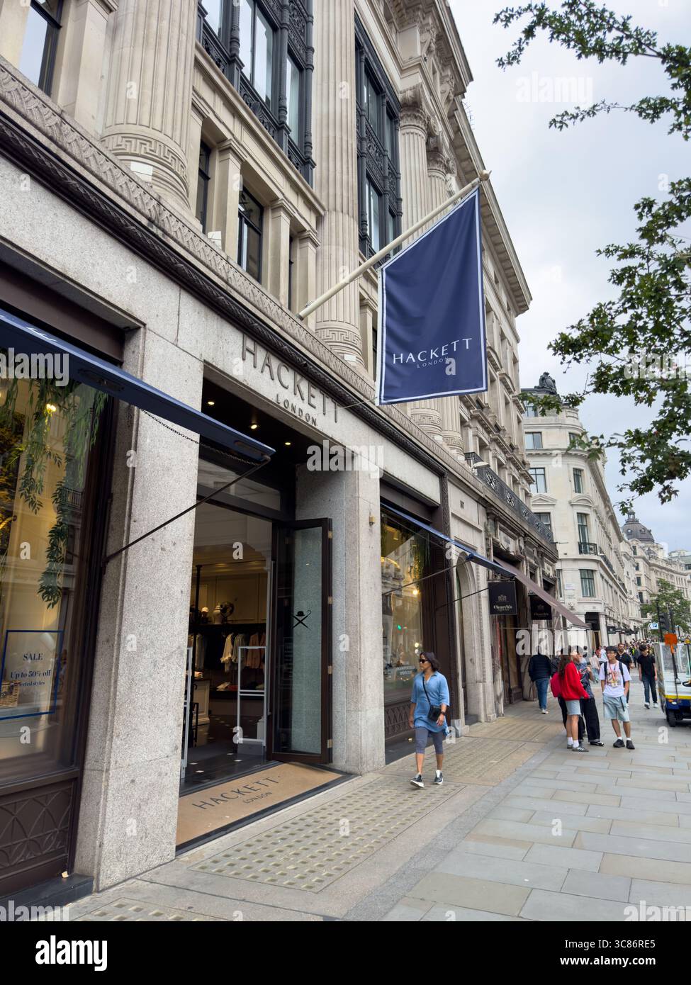 Agosto 2025 esterno all'esterno del negozio di moda maschile Hackett in Regent Street, nel centro di Londra, Regno Unito Foto Stock