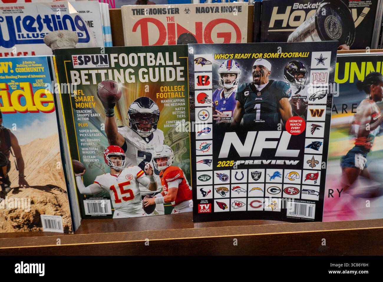 Barnes & Noble Booksellers sulla Fifth Avenue a New York City ha una vasta selezione di riviste, USA 2025 Foto Stock