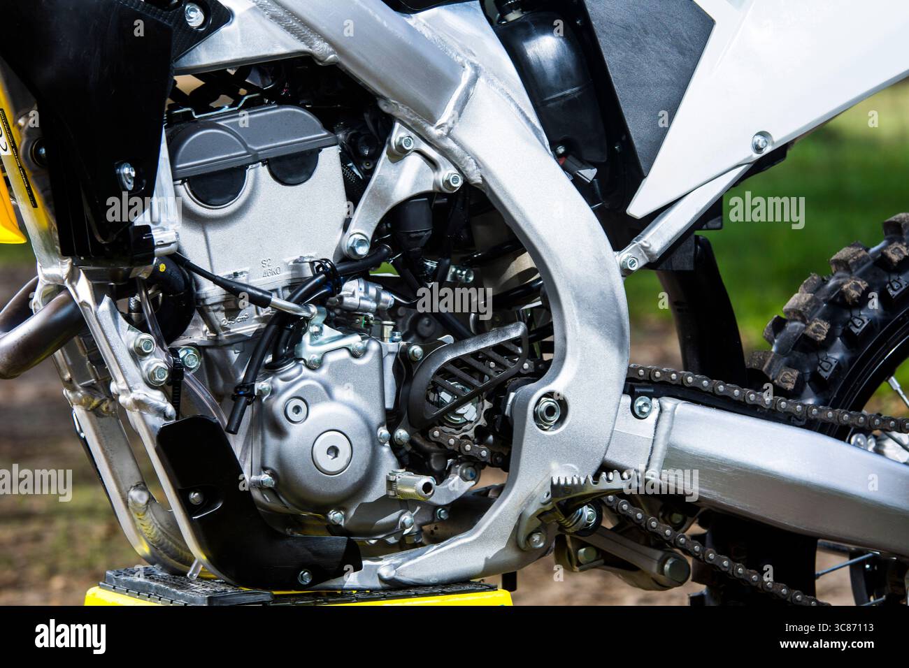 Una vista ravvicinata del cuore potente di una moto da motocross. Questa immagine dettagliata cattura la complessa progettazione e il design robusto. Foto Stock