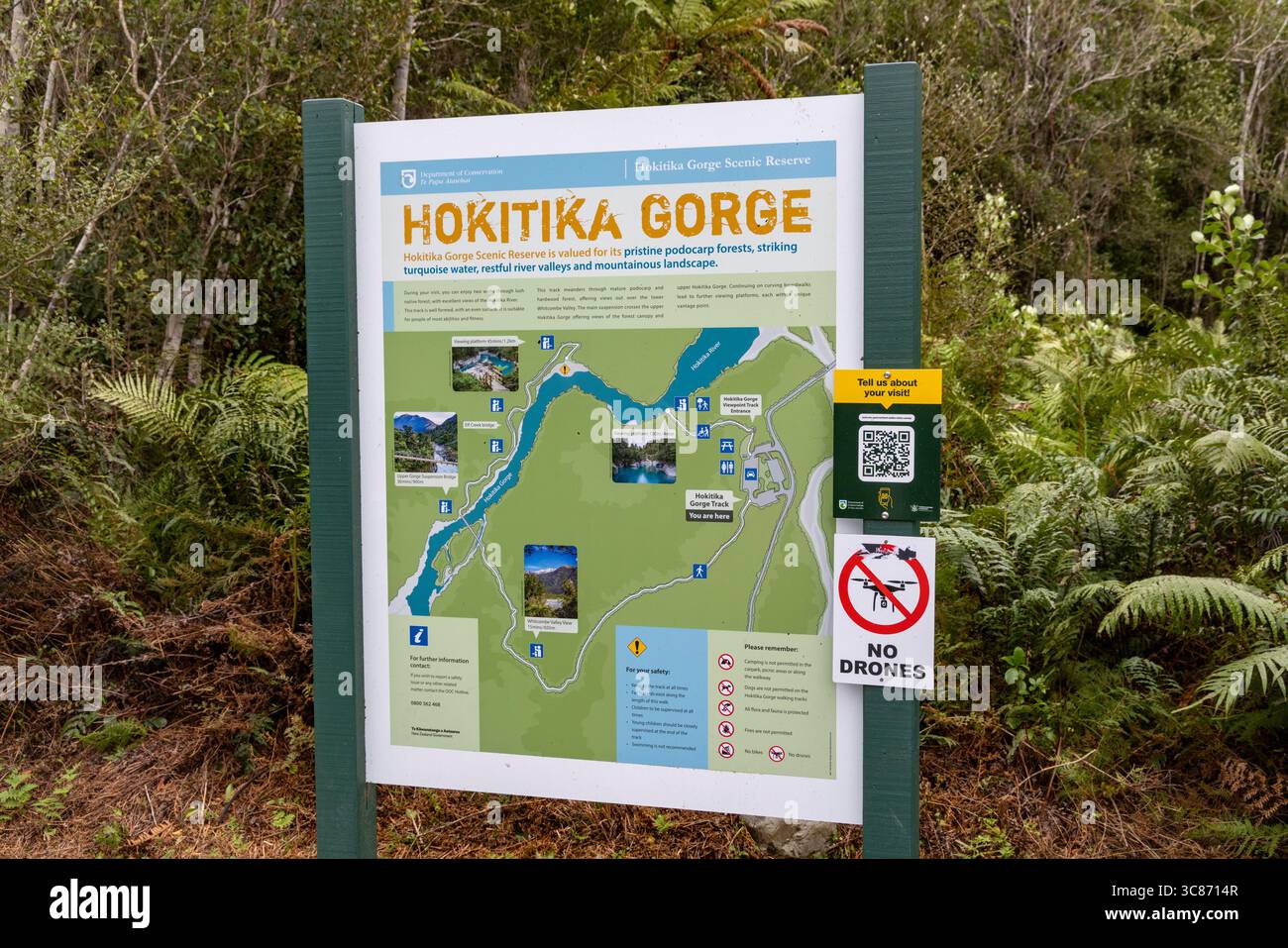 Hokitika Gorge, Westland District, South Island, nuova Zelanda, cartello informativo per i visitatori e mappa del percorso della gola e del fiume Foto Stock