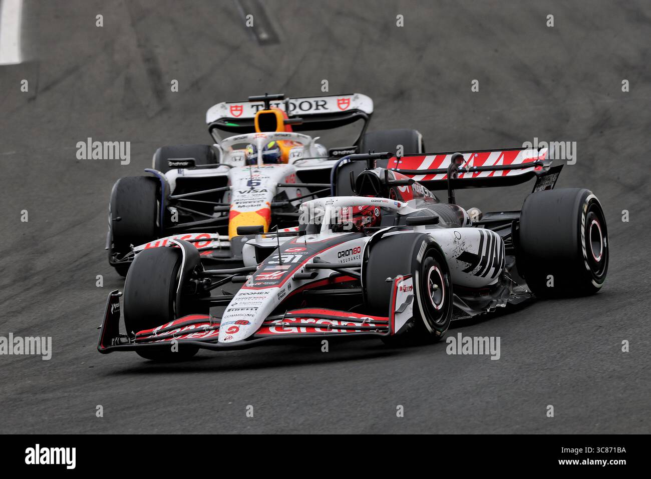 Budapest, Ungheria. 3 agosto 2025. Esteban Ocon (fra) Haas VF-25 e Isack Hadjar (fra) Racing Bulls VCARB 02 lottano per la posizione. 03.08.2025. Campionato del mondo di formula 1, Rd 14, Gran Premio d'Ungheria, Budapest, Ungheria, giorno della gara. Il credito fotografico dovrebbe essere: XPB/Alamy Live News. Foto Stock