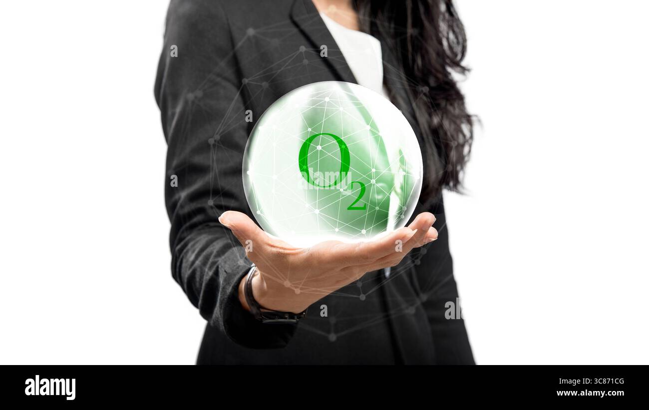 Donna d'affari che tiene la sfera della molecola di ossigeno nel palmo della mano. Foto Stock