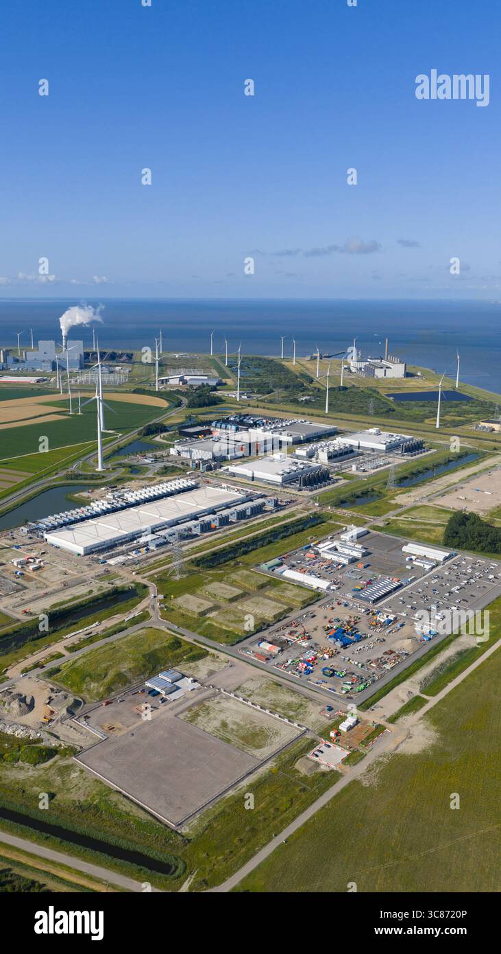 Data center di grandi dimensioni, centro di elaborazione, video aerei a Eemshaven, Paesi Bassi. Foto Stock