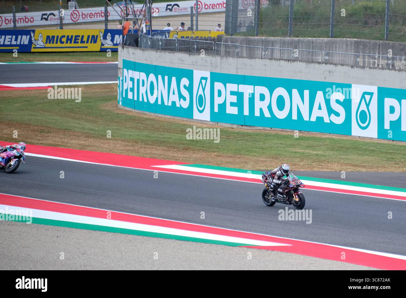 Mugello, Italia - 22 giugno 2025:di Giannantonio insegue Francesco 'Pecco' Bagnaia alla MotoGP italiana, entrambi su Ducati. Foto Stock