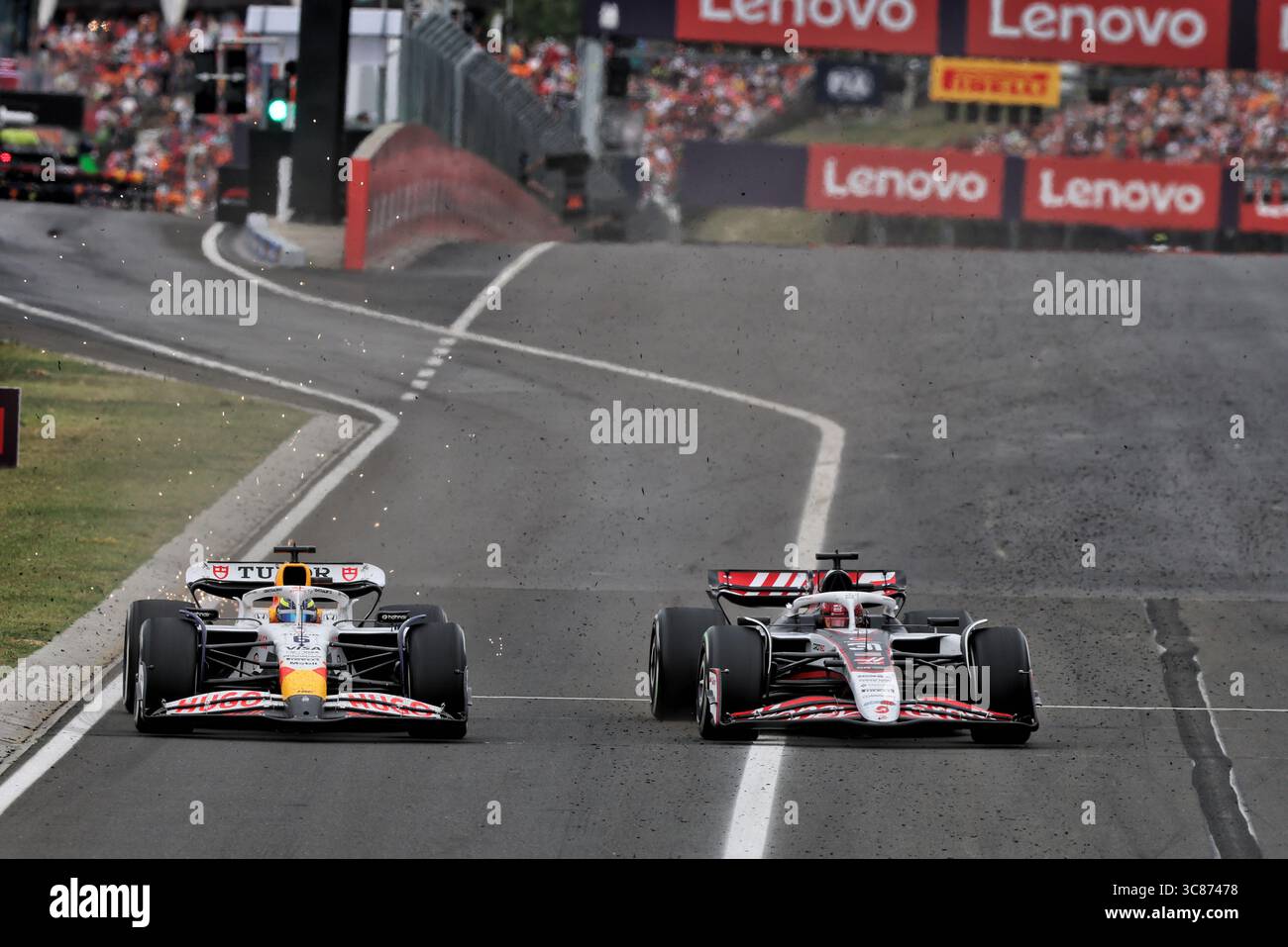 Budapest, Ungheria. 3 agosto 2025. Isack Hadjar (fra) Racing Bulls VCARB 02 e Esteban Ocon (fra) Haas VF-25 lottano per la posizione. 03.08.2025. Campionato del mondo di formula 1, Rd 14, Gran Premio d'Ungheria, Budapest, Ungheria, giorno della gara. Il credito fotografico dovrebbe essere: XPB/Alamy Live News. Foto Stock