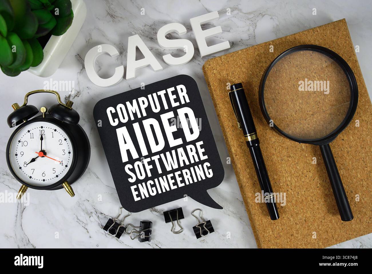 CASE computer Aided software Engineering testo con sveglia e lente di ingrandimento su sfondo in marmo Foto Stock
