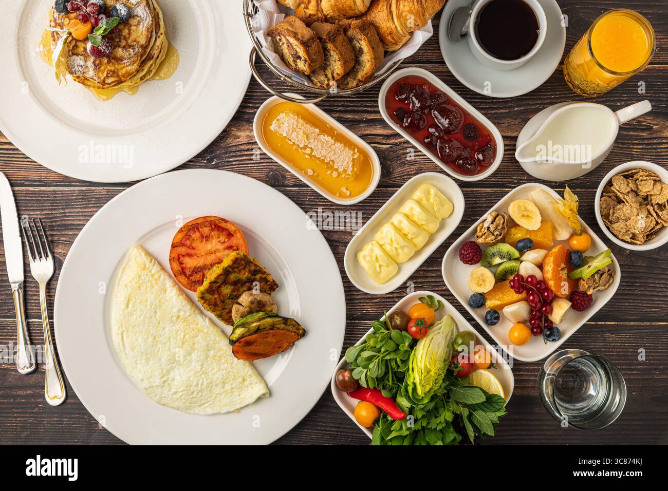 Colazione turca vegetariana con omelette, yogurt e verdure fresche Foto Stock