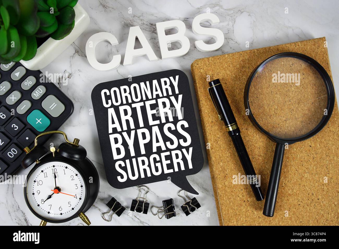 CAB Coronary Artery bypass Surgery text con calcolatrice, sveglia e lente di ingrandimento su sfondo in marmo Foto Stock
