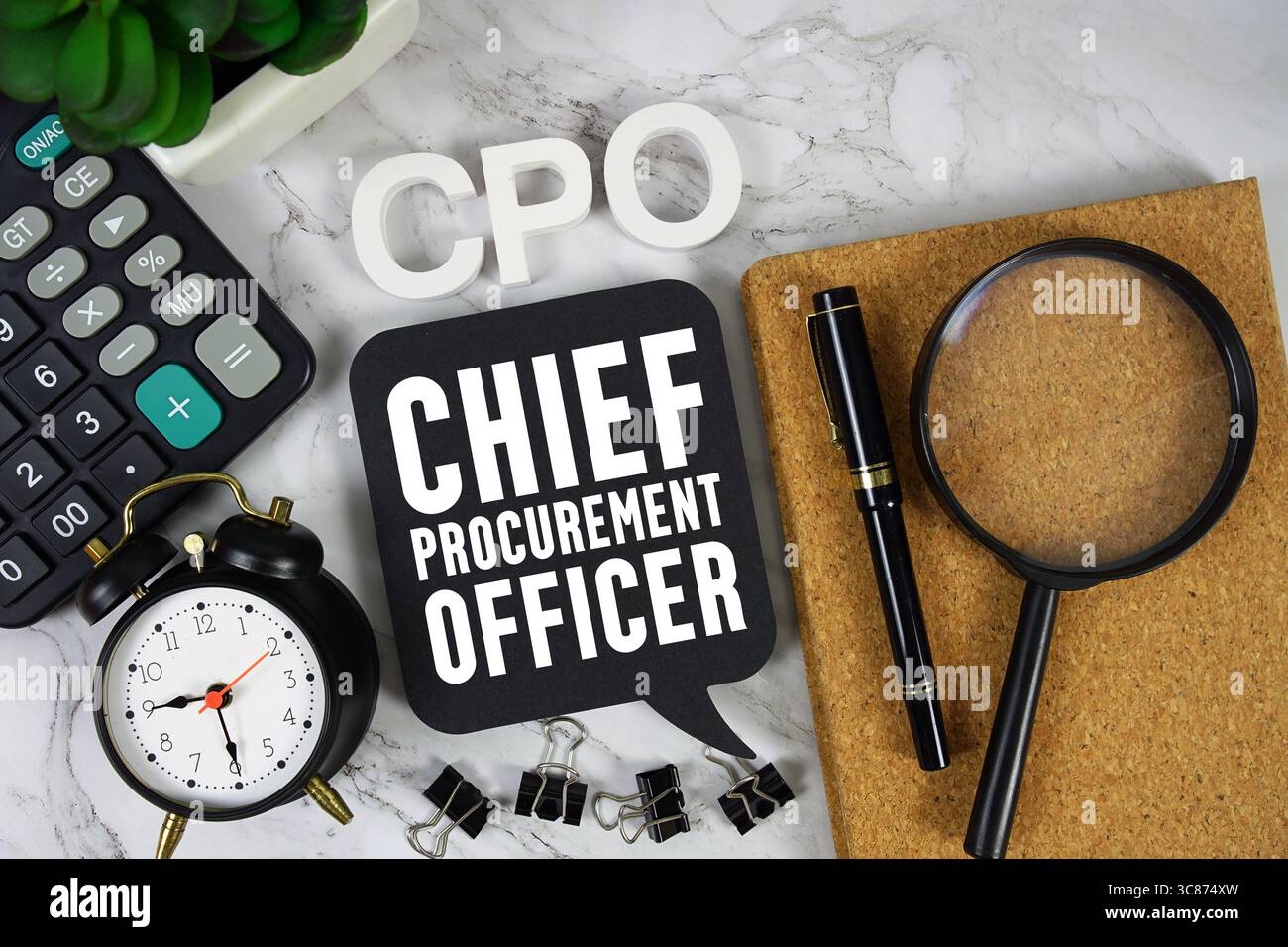 Testo del Chief Procurement Officer CPO con calcolatrice, sveglia e lente di ingrandimento su sfondo in marmo Foto Stock