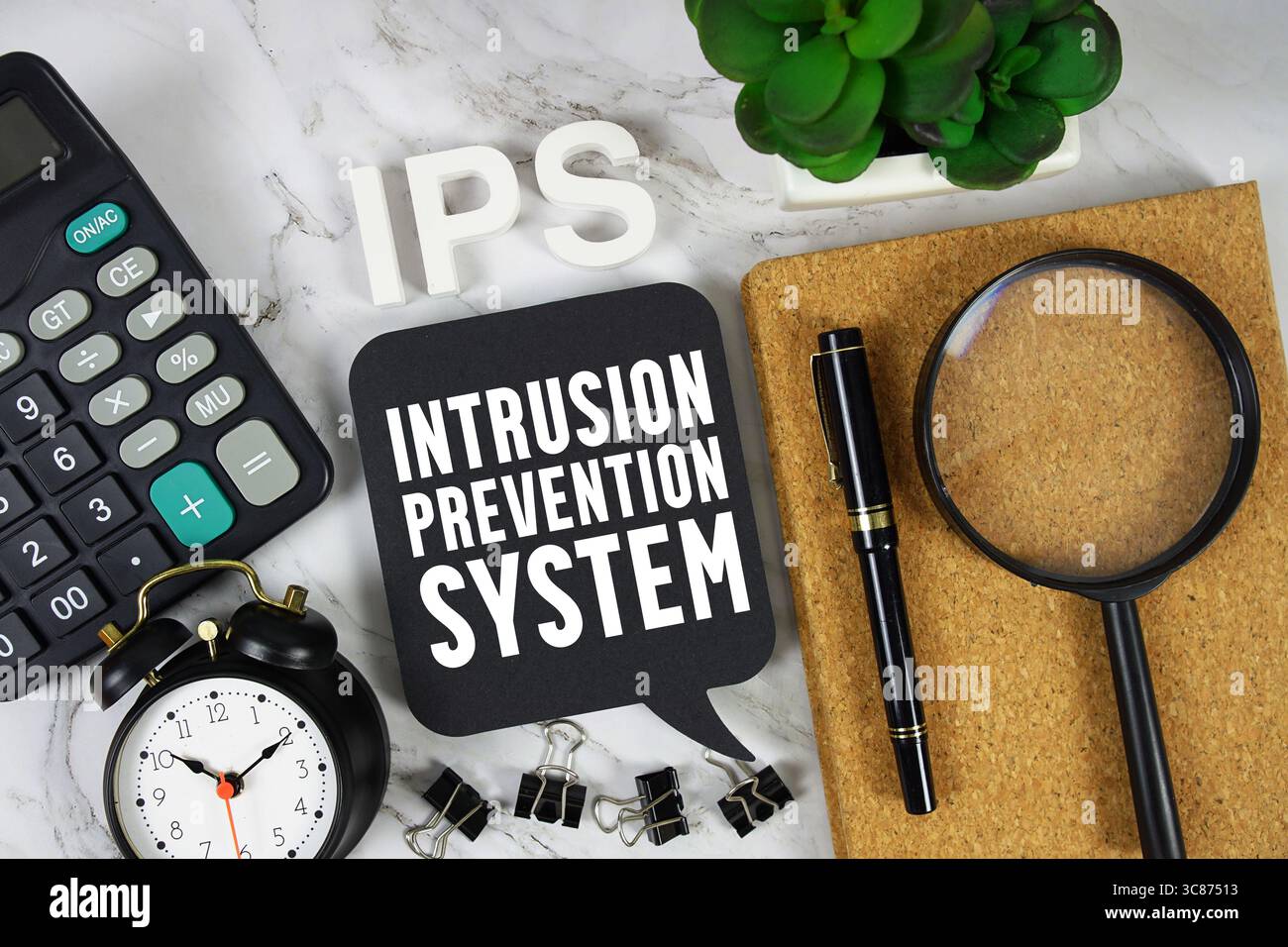Sistema di prevenzione delle intrusioni IPS text con calcolatrice, sveglia e lente di ingrandimento su sfondo in marmo Foto Stock