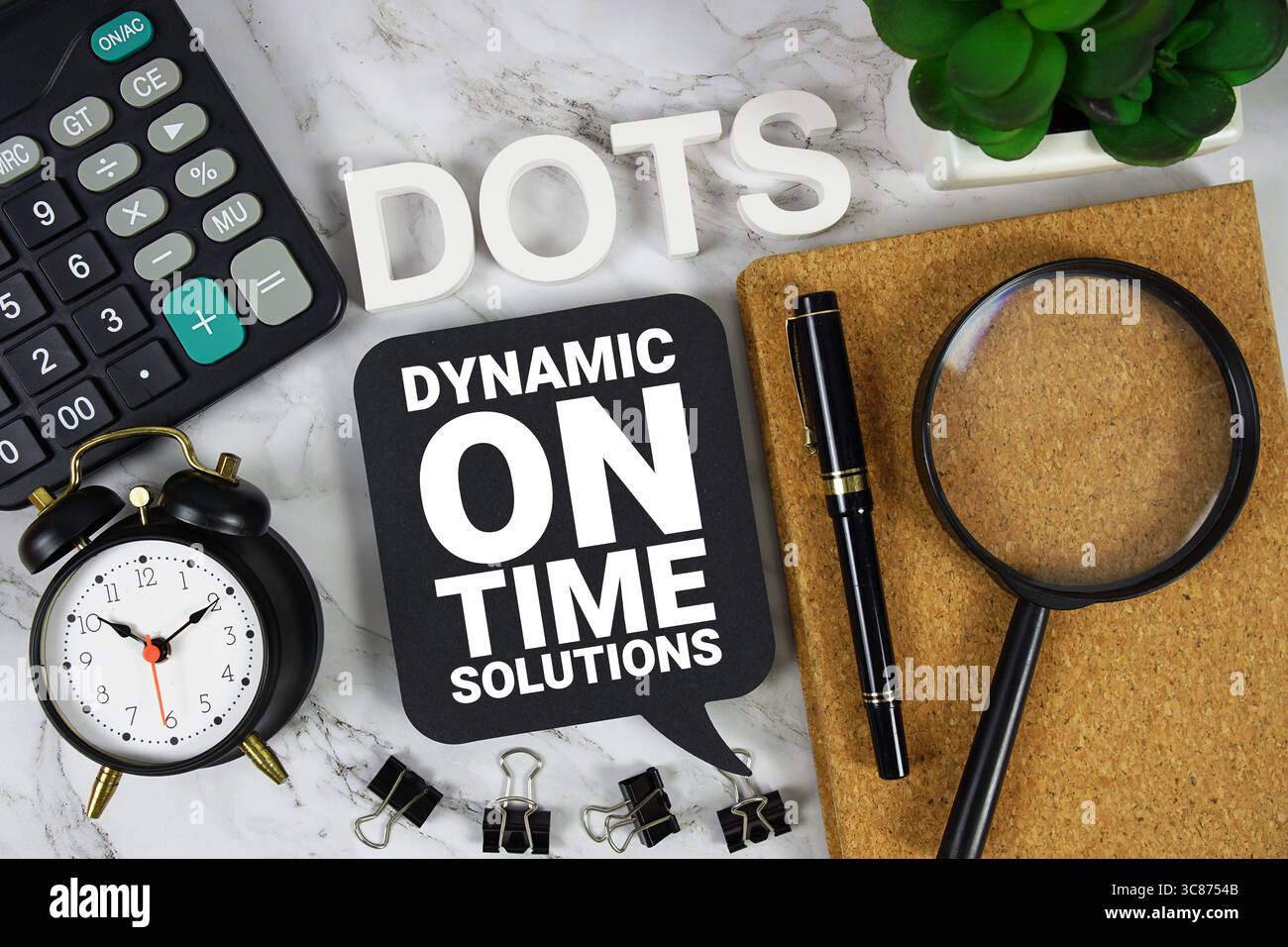 Testo delle soluzioni DOTS Dynamic On Time con calcolatrice, sveglia e lente d'ingrandimento su sfondo in marmo Foto Stock