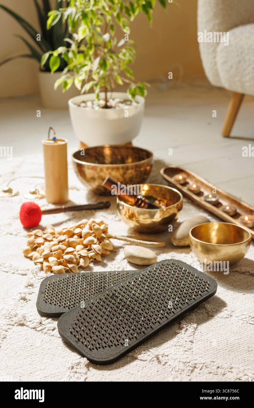 Accessori per la meditazione e lo yoga con ciotole cantanti, tappetini per la pressione e strumenti per il benessere per una vita consapevole a casa Foto Stock